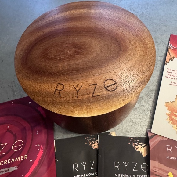 Ryze Acacia jar + spoon + 3 sample packets + magnet + peppermint mocha creamer - Picture 5 of 6